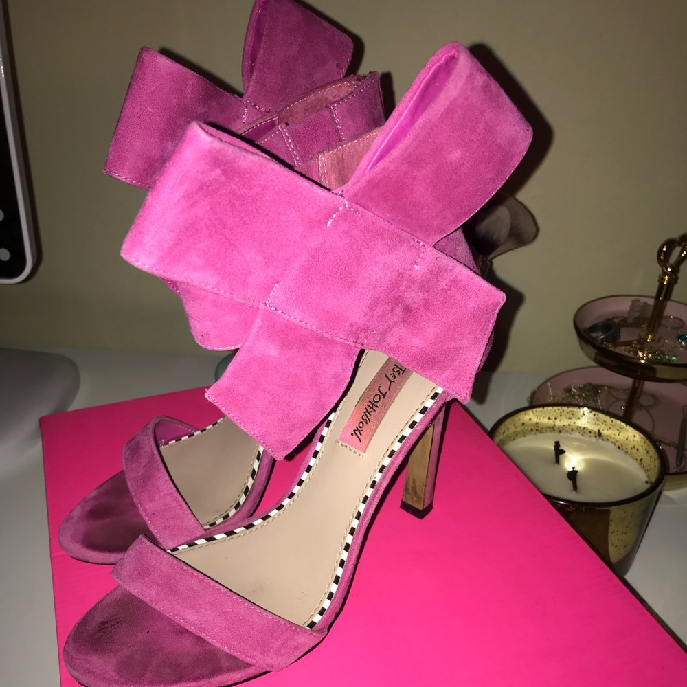 Betsy Johnson pink bow heel size 7.5